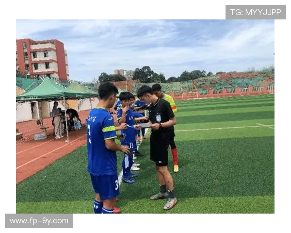 如何顺利进入足球选拔大赛并脱颖而出的方法与技巧分析